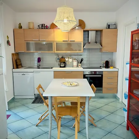 Dom wakacyjny Seaside With Private Garden