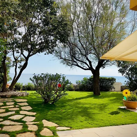 Dom wakacyjny Seaside With Private Garden *