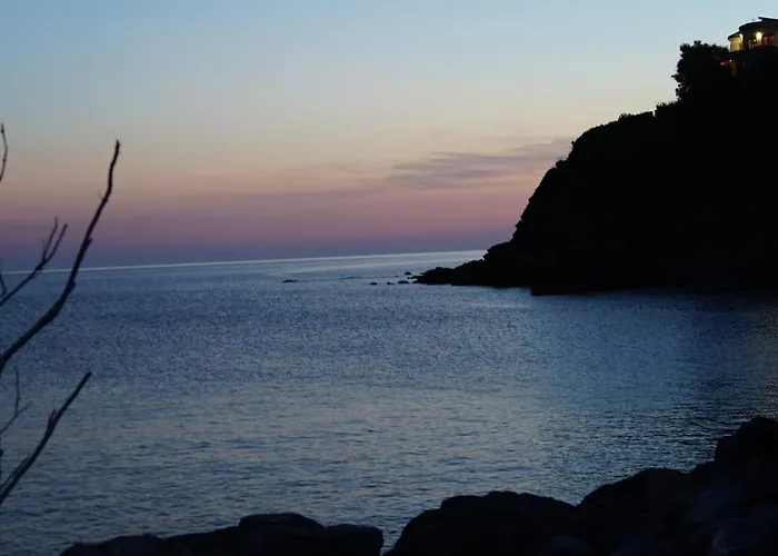 Seaside With Private Garden בית נופש *