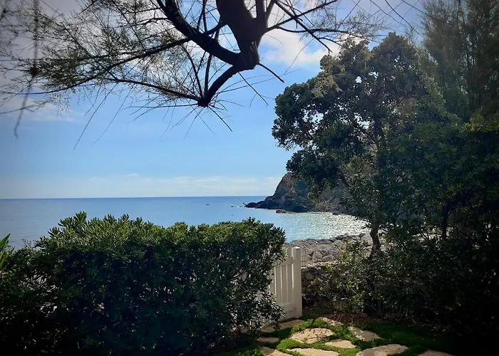 Seaside With Private Garden בית נופש