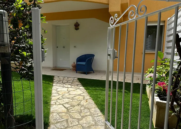 Seaside With Private Garden בית נופש *