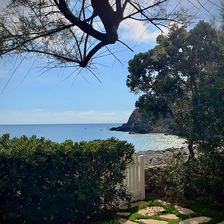 Seaside With Private Garden Dom wakacyjny